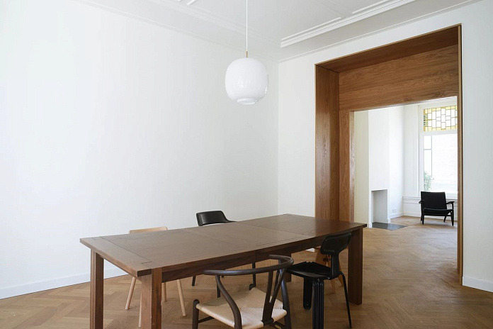 Облицовка дверного проема шпоном дуба (1). Работы компании РСК Интерьер.